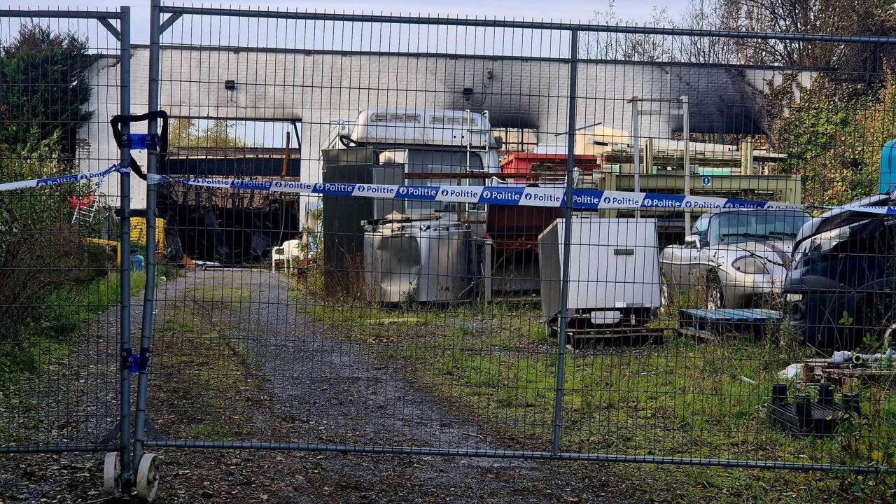 Buurt niet verbaasd dat uitgebrande loods in Kortrijk een drugslab blijkt: "Al jaren een verdachte bedoening"