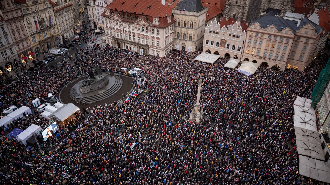 Duizenden mensen in Tsjechië protesteren tegen hervorming openbare omroep: "Niet toestaan wat overheid vandaag doet"