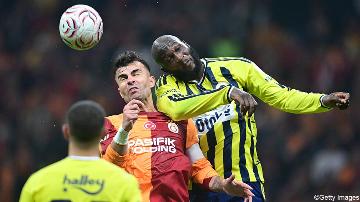 Na nog geen minuut was hij al betrokken bij een opstootje: Romelu Lukaku gaat met Fenerbahçe onderuit in topper bij Galatasaray