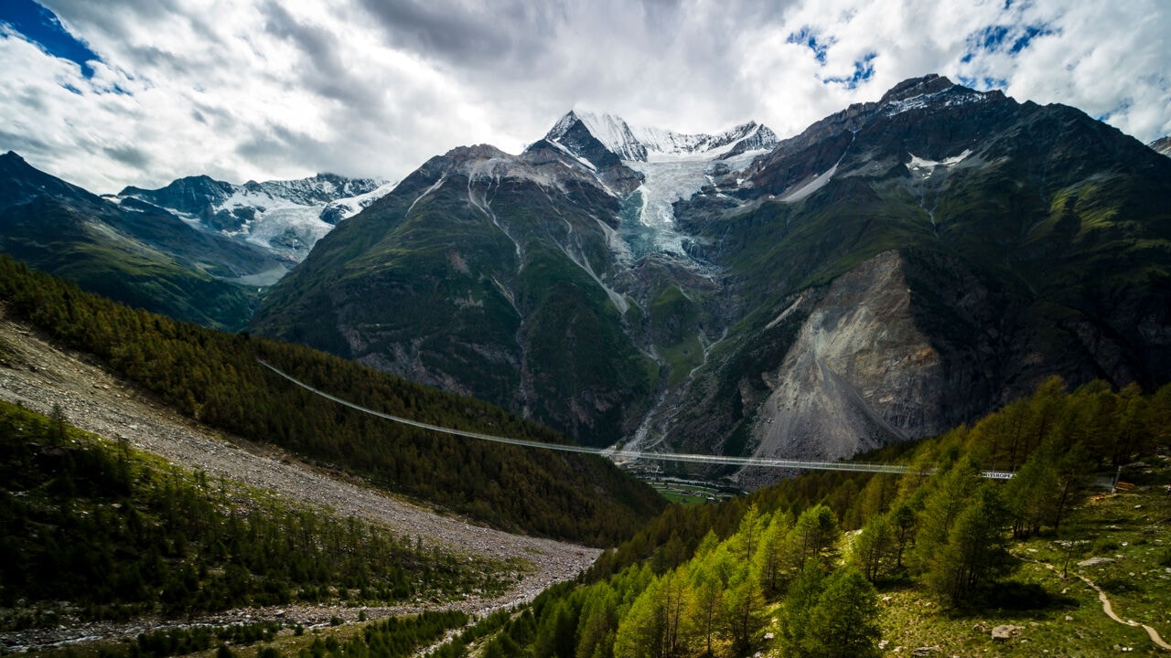 IJsblok van 250.000.000 kilo bedreigt bergdorp in Zwitserland