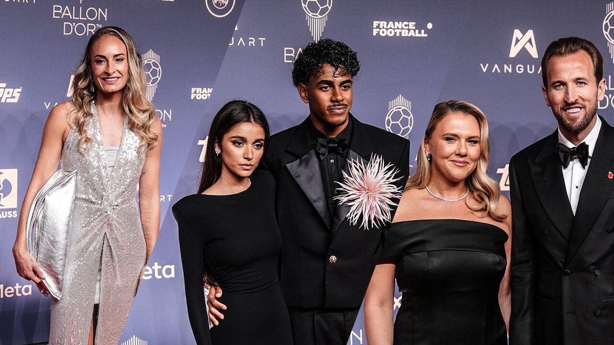 Topfavorieten Yamal (in opvallende outfit) en Kane stralen met partner, ook Belgische gasten: voetbalsterren schitteren op rode loper van Ballon d'Or