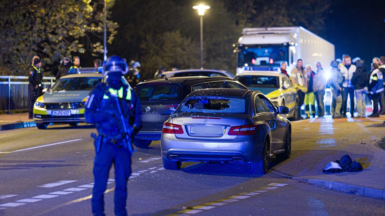 Politie schiet op auto die inreed op groep mensen in Duitsland