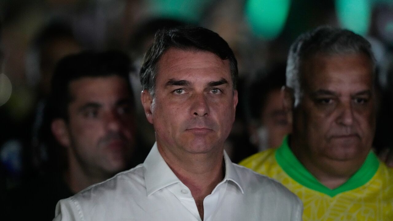 Flávio Bolsonaro wijzigt verklaring van "rechtmatig verkozen president" naar "leider van Brazilië"