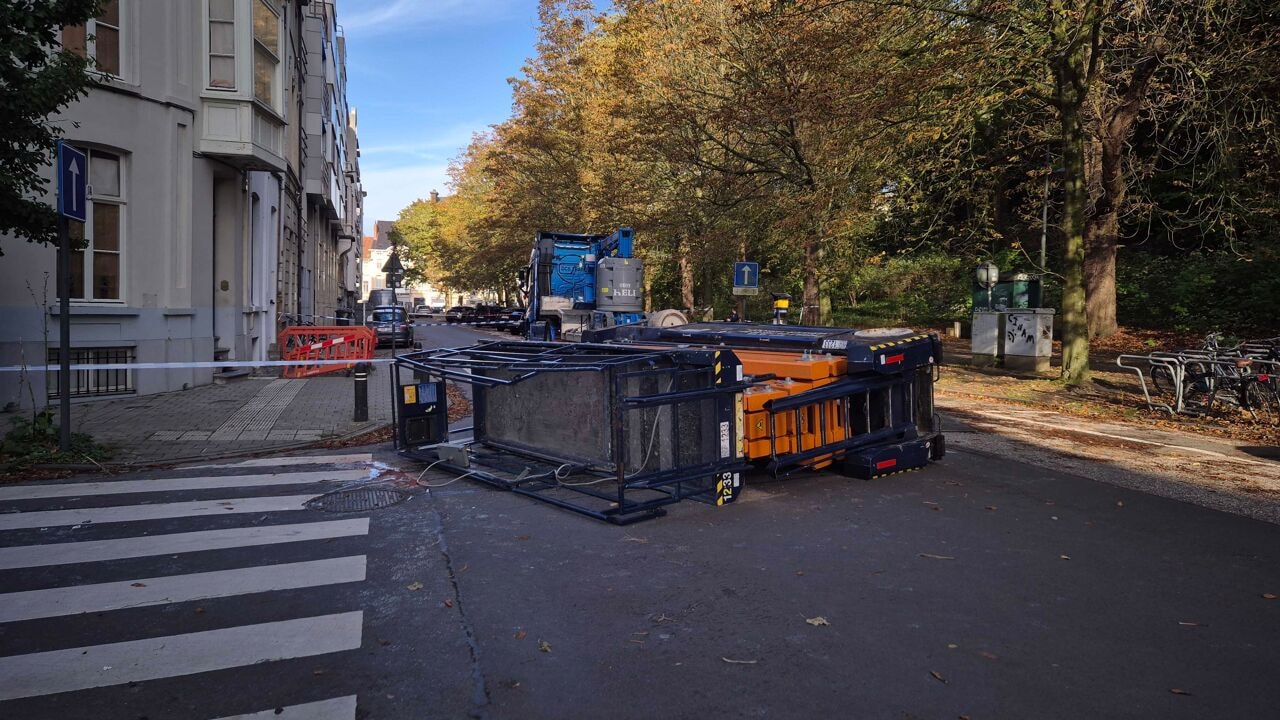 Arbeider niet meer in levensgevaar na val uit kantelende hoogtewerker in Gent