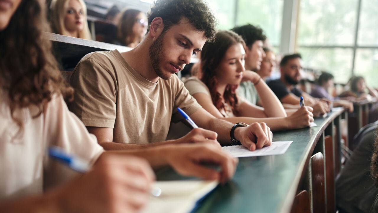 Besparing kindergeld beetje bijgevijld: lagere leeftijdsgrens gaat later in, uitzondering voor kwetsbare studenten
