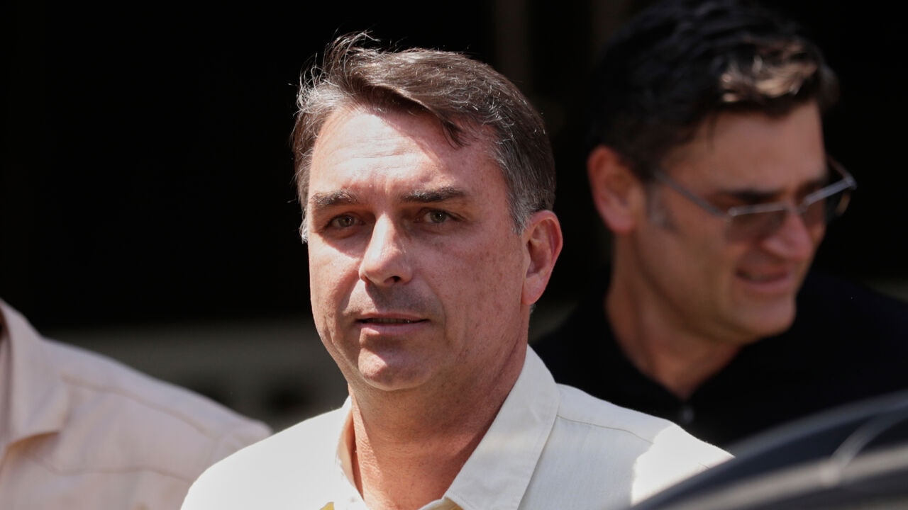 Afleidingsmanoeuvres en bestelwagens op een tarmac aan de grens: zo is Flávio Bolsonaro uit Brazilië gevlucht
