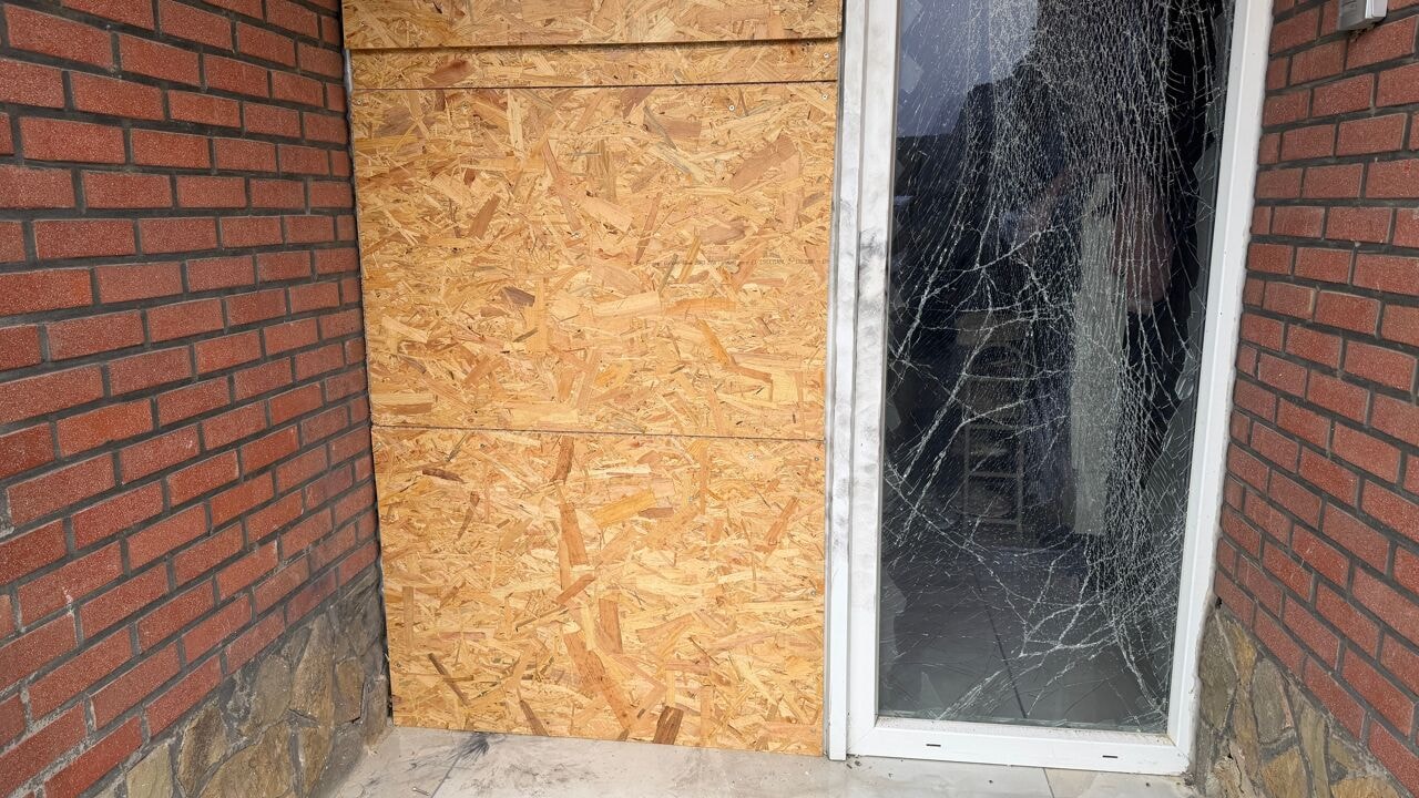 Oproep tot getuigen en extra onderzoek na aanval met vuurwerkbom en uitgebrande auto in Mechelen-aan-de-Maas