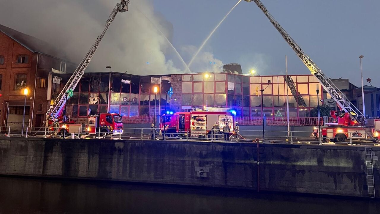 Gewonde bij zware brand in gebouw aan Mariemontkaai in Molenbeek