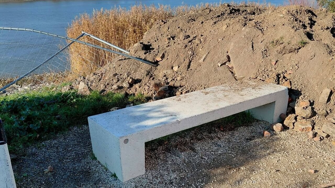 Herdenkingsbank voor Katja (31) beschadigd bij werken langs Schelde in Hemiksem: "Het voelt als grafschennis"