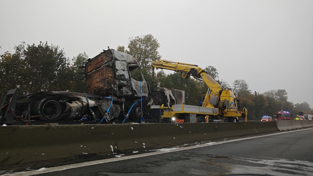 E40 richting Gent nog urenlang versperd na brandende vrachtwagen in Nevele: omleiding via Drongen