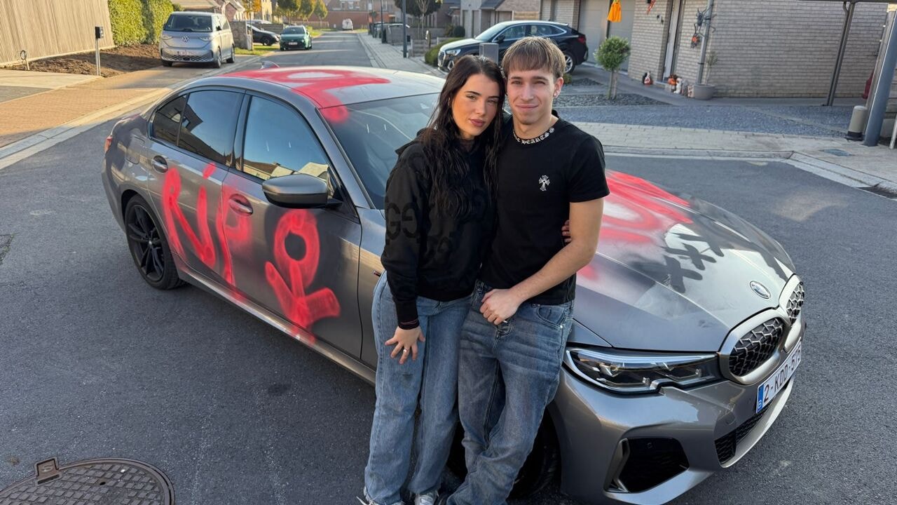 "Wraak van een ex? Gewoon een grap voor Halloween": BMW beklad met 'cheater' en 'bitch' steelt alle aandacht in Wielsbeke