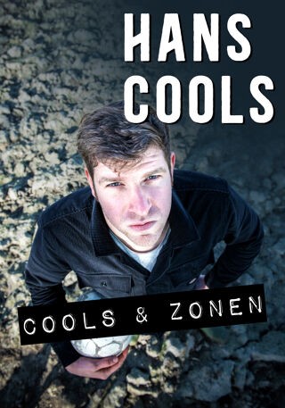 Zaalshow van de West-Vlaamse comedian Hans Cools.
(5to9 Producties BV, 2023) - Hans Cools is de definitie van een West-Vlaming: opgegroeid in een dorp, kleinzoon van boeren en zoon van hardwerkende ouders in een gezin van vier kinderen. Hij ging naar de chiro, speelde voetbal en ja hoor: hij was ook misdienaar. Het liefst van al wilde hij zijn vader opvolgen als schrijnwerker, maar het CLB dacht hier anders over en dus studeerde hij verder en werd hij ingenieur bouwkunde. Ondertussen heeft hij een vrouw, twee zoontjes en werkt hij al jaren voor een groot internationaal bedrijf. Het moderne leven doet Hans anders kijken naar de wereld waarin hij opgroeide: enerzijds met ontroering, anderzijds met ongeloof. Een wereld waar patatten met vlees nog dagelijkse kost is, je geboortegewicht algemeen gekend is, en het online leven nog onontgonnen terrein is. Schipperend tussen zijn oude en nieuwe leven probeert hij te wikken en wegen wat hij wil meegeven aan zijn eigen zonen. op VRT MAX