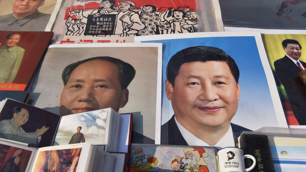 Vijftig jaar dood, en nog altijd overal: hoe Mao voortleeft in het China van Xi Jinping