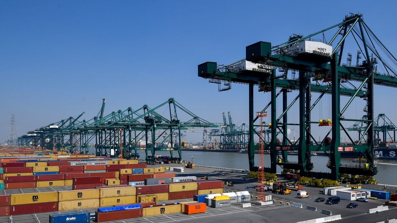 Binnenschip veroorzaakt olielek in Deurganckdok in Waaslandhaven, scheepvaartverkeer wordt omgeleid