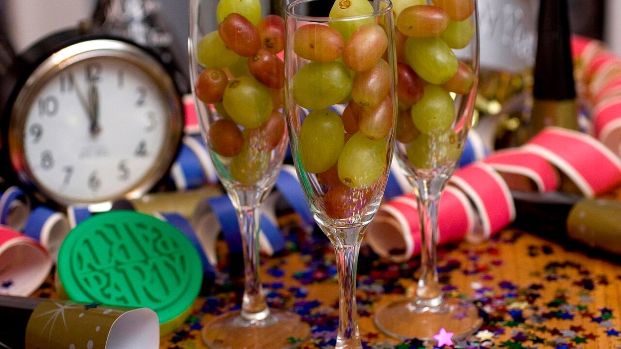 Van druiven eten over rood ondergoed dragen tot oliebollen eten: zo vieren ze elders oudejaar