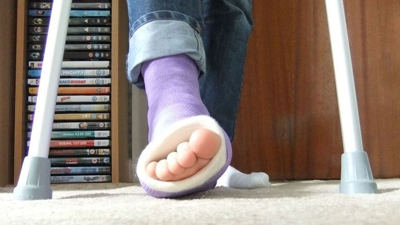 Man krijgt boete en rijverbod omdat hij met gips achter het stuur zat in Dilbeek