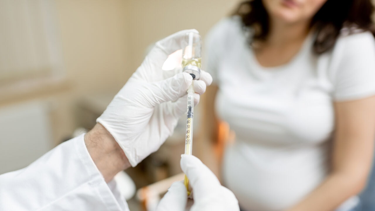Hoe veilig zijn vaccinstudies bij zwangere vrouwen? "Veel hangt af van hoe bekend het vaccin al is"