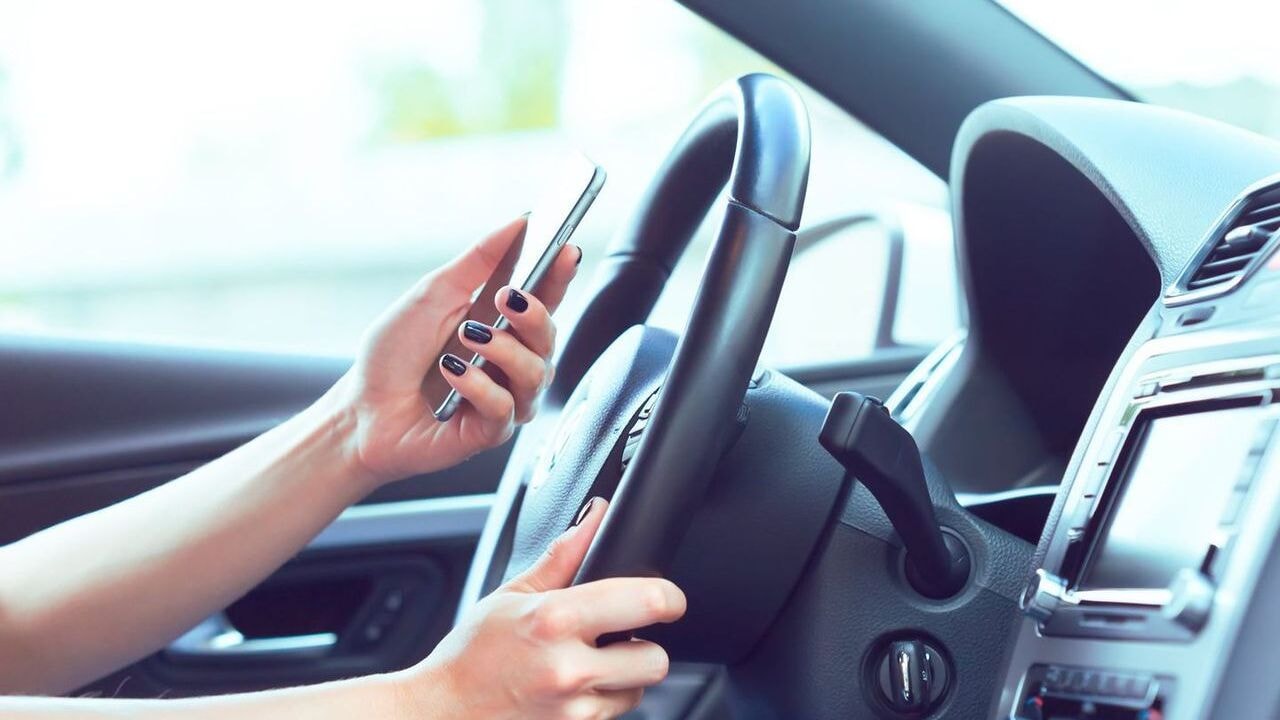 Wie te hard rijdt met smartphone in de hand riskeert dubbele boete