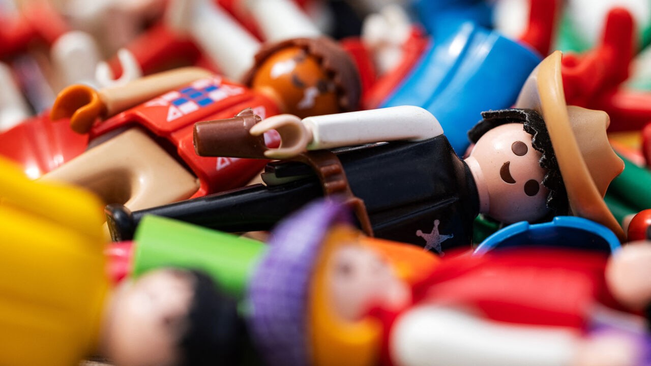 Duitse speelgoedmaker Playmobil sluit na 50 jaar fabriek in Duitsland: "Onze wereld stort in"