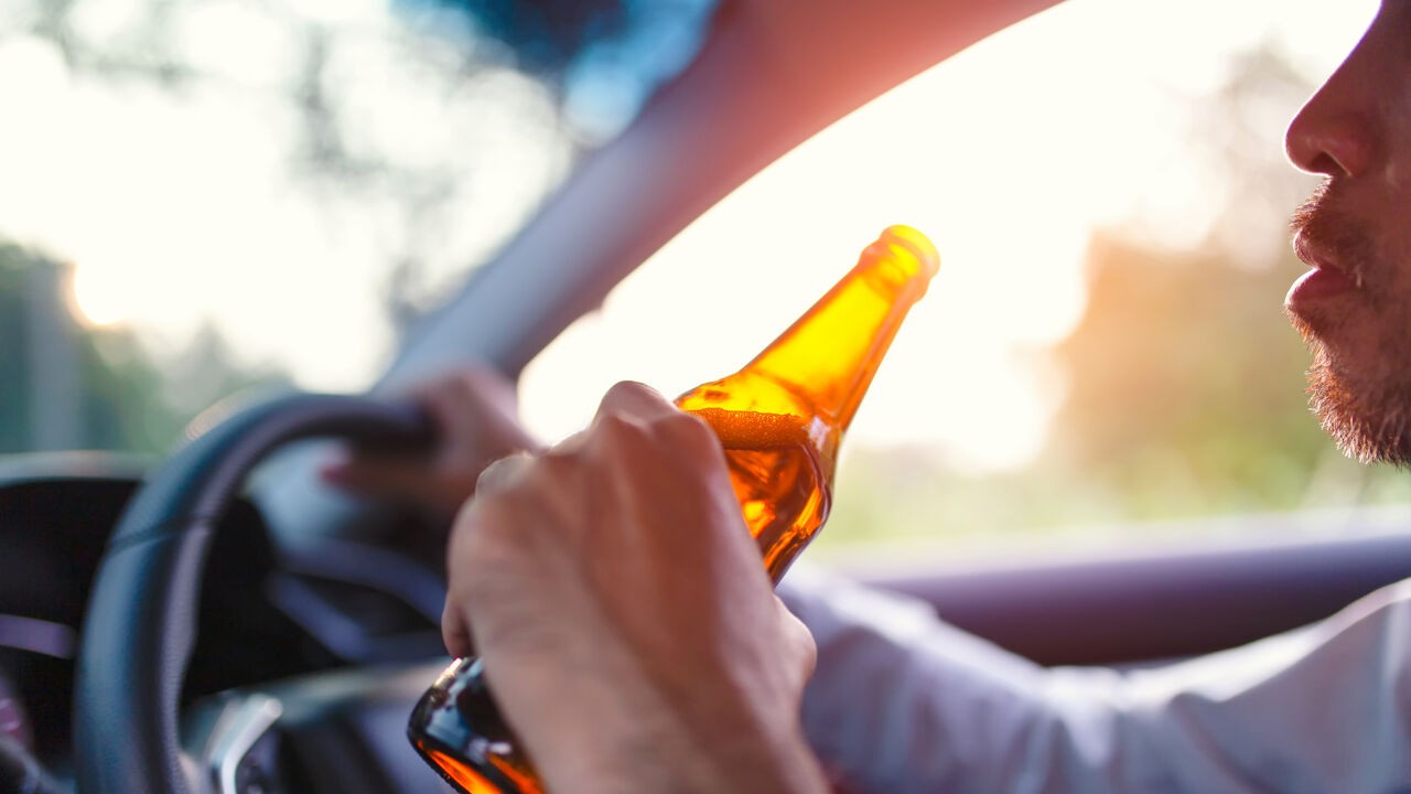 Zwaar dronken vader met rijverbod haalt 3 kinderen met auto op van school in Puurs