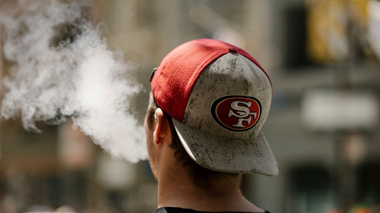 "Bang om onze zoon dood terug te vinden": ouders van Jaro* (17) getuigen over verwoestende verslaving aan illegale vapes