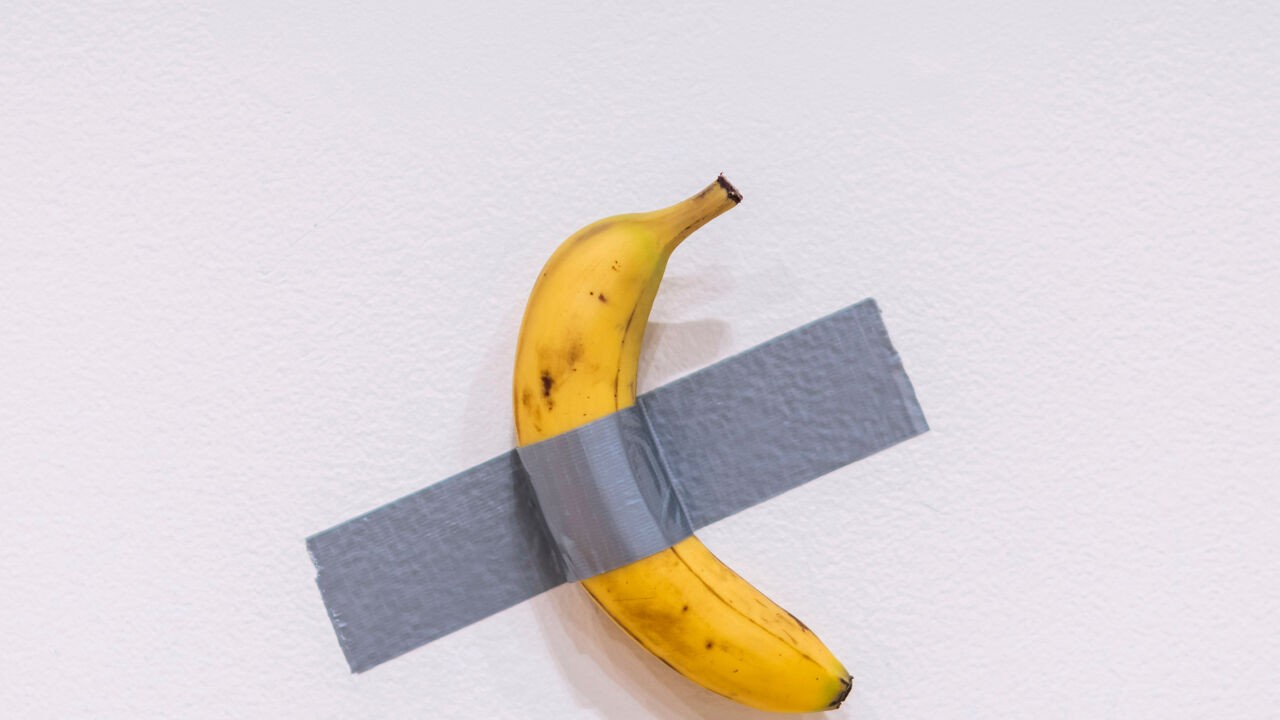 Bekende banaan in kunstwerk (opnieuw) verdwenen, museum dient een klacht in tegen onbekenden