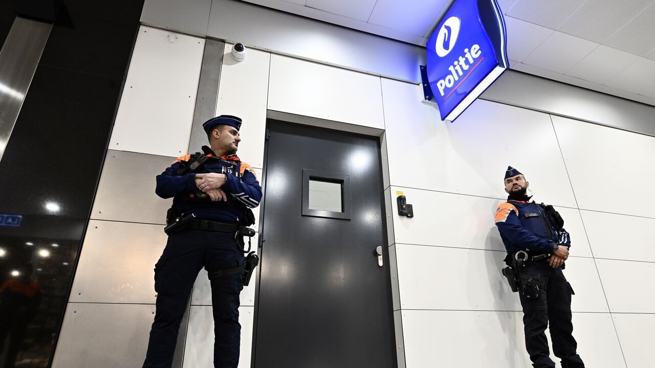 Man met geladen kalasjnikov opgepakt in Zuidstation Brussel: wapen zat verstopt in tas met babykleertjes
