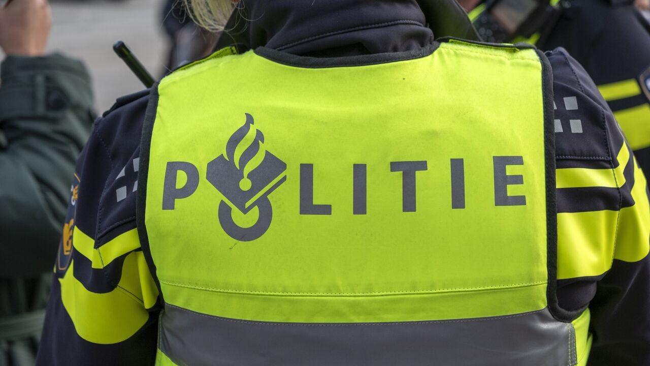 Nederlandse politie treft 2 zwaargewonde kinderen aan in woning van spookrijder