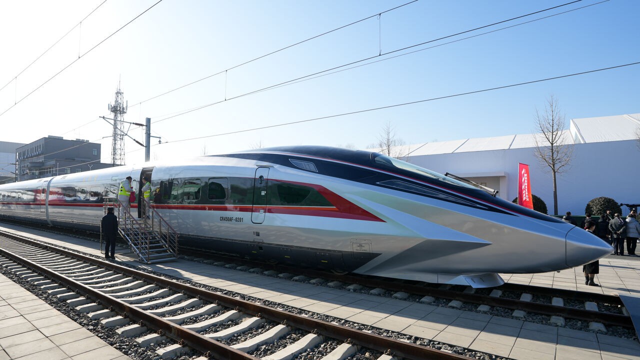 China stelt nieuwe hogesnelheidstrein CR450 voor, die "snelste trein ter wereld" moet worden