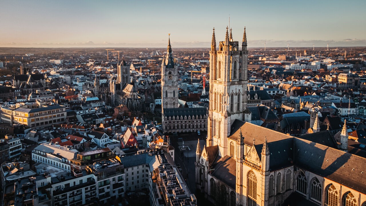 Strak getimede slotdebatten en vruchteloos protest buiten: miljoenenbesparing in Gent nu definitief goedgekeurd