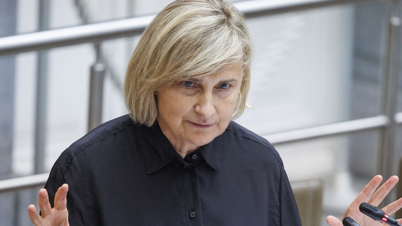 Vlaams viceminister-president Hilde Crevits (CD&V) denkt dat er ook bij onderwijs en welzijn zal moeten worden bespaard