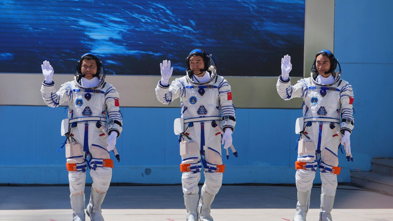 3 Chinese astronauten gestrand in ruimtestation, na inslag door ruimtepuin