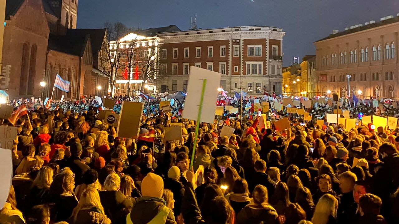 "Bescherm moeder Letland": duizenden protesteren tegen terugtrekking van Letland uit verdrag voor vrouwenrechten