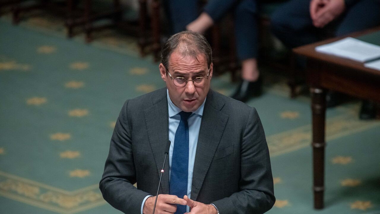 Minister Clarinval verontschuldigt zich voor uitspraak over nationaliteit werklozen die uitkering dreigen te verliezen