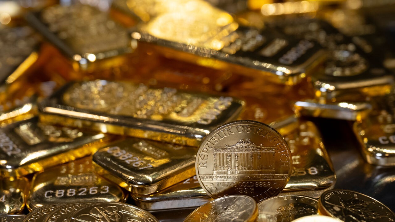 Fransman ontdekt goudschat ter waarde van 700.000 euro tijdens graven zwembad en mag vondst houden