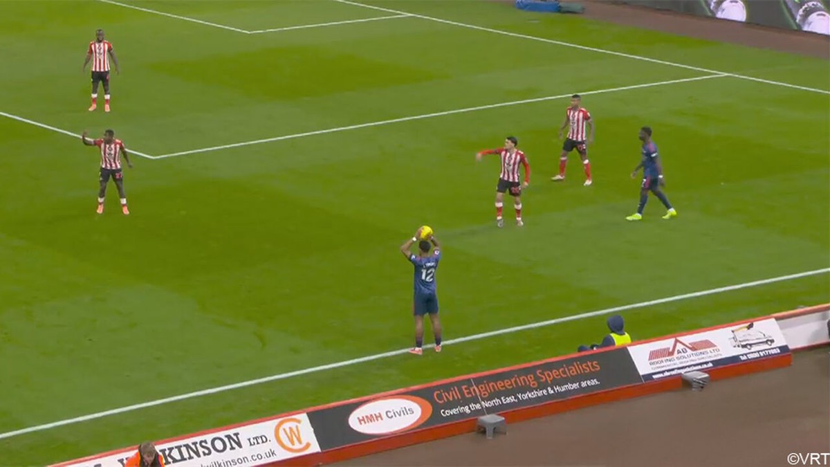 Handigheidje op weg naar stunt: Sunderland zet reclameborden dichter om lange inworpen Arsenal te vermijden