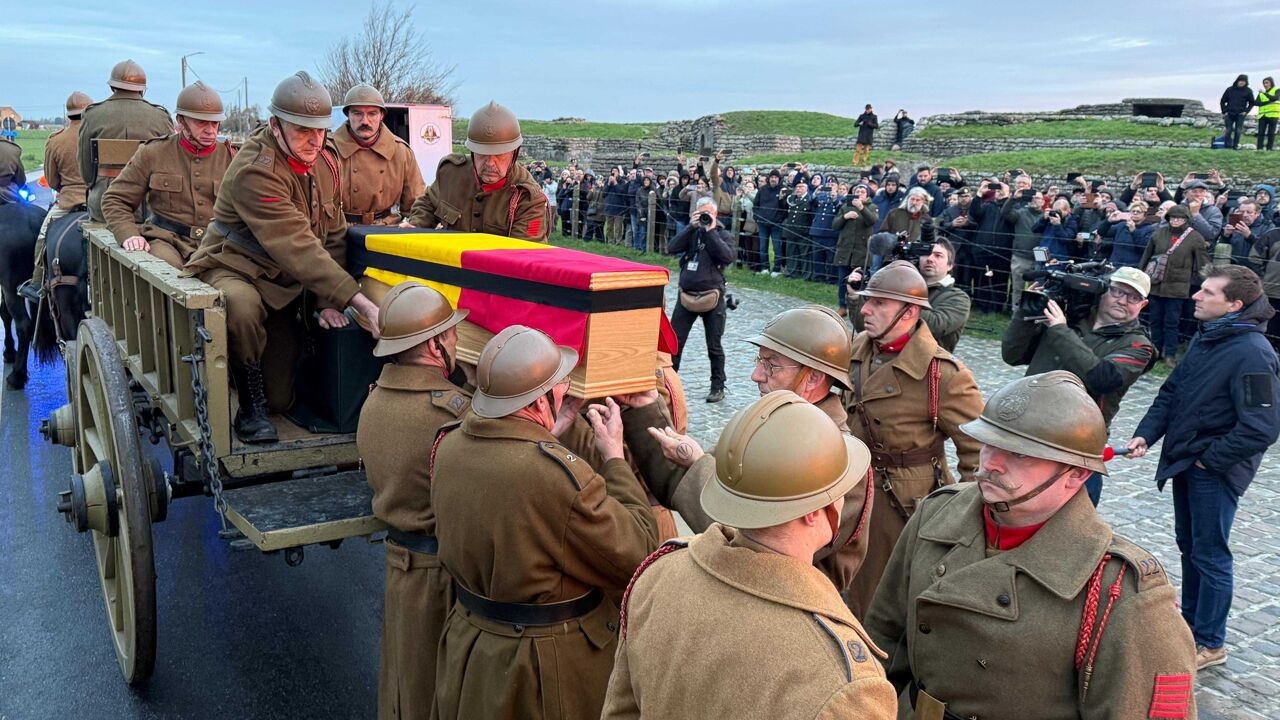 Belgische soldaat uit WO I die vorig jaar werd gevonden, wordt begraven in De Panne: "Laatste dat we voor hem kunnen doen"