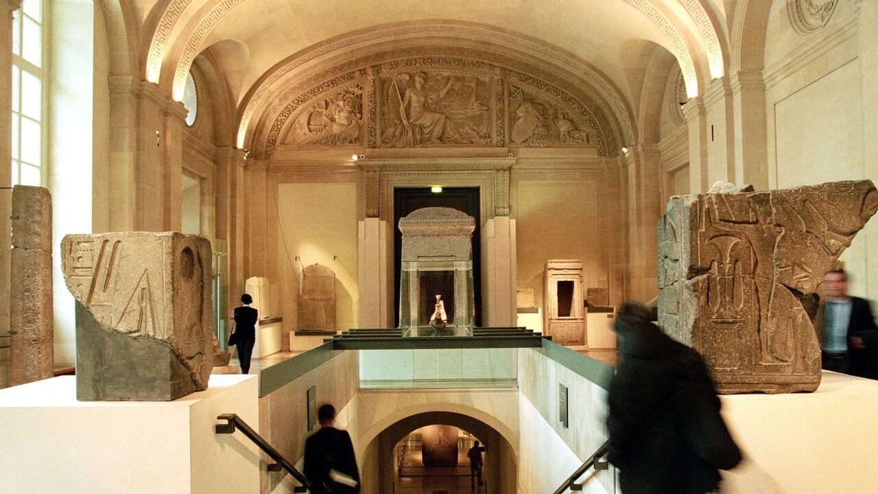 Honderden boeken lopen waterschade op door lek in Louvre