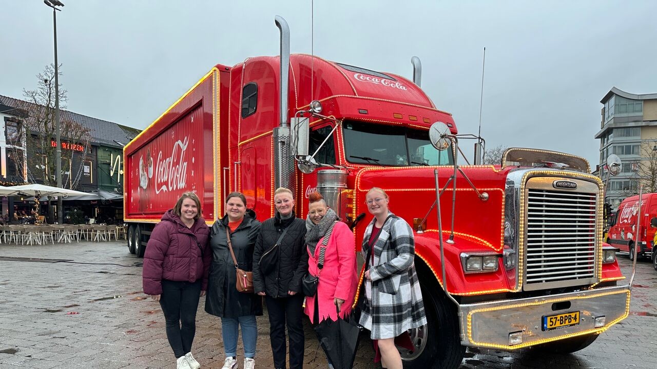 Iconische Coca-Cola kersttruck lokt superfans naar Hasselt: "De truck staat op mijn arm getatoeëerd"