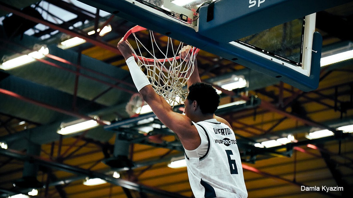 Brussels haalt sloophamer boven in het slot en zet zegereeks verder tegen Nederlandse topclub Leiden
