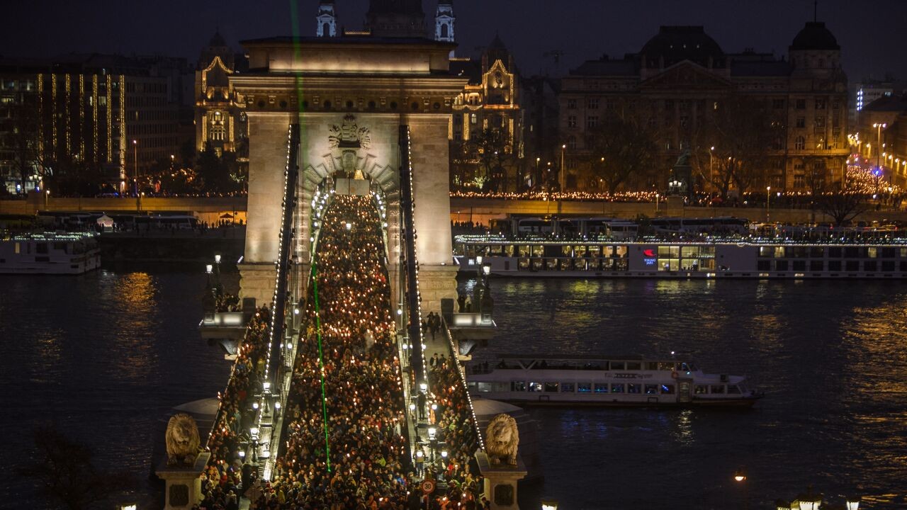 Massaal protest in Boedapest na misstanden in Hongaarse jeugdzorg: "Orbán weg!"