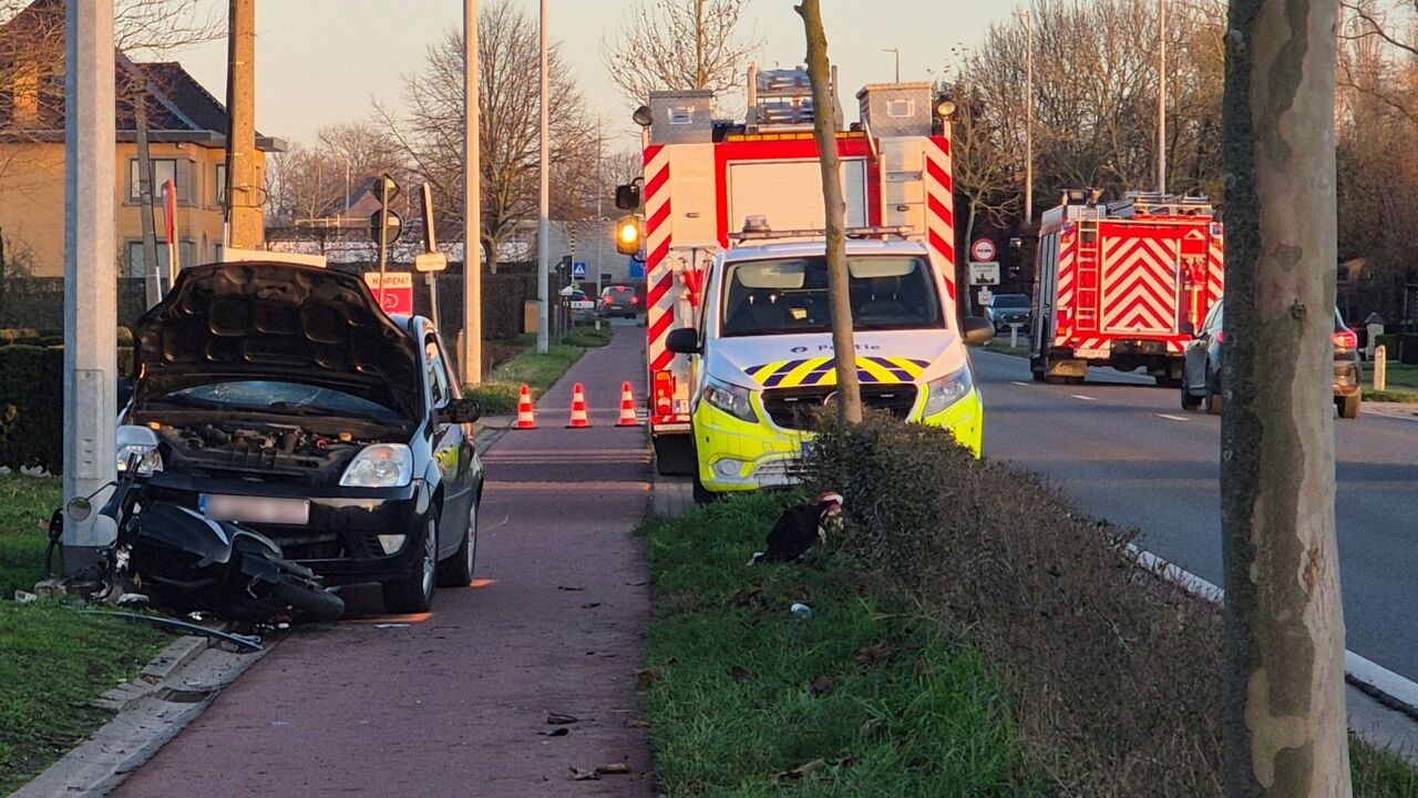 Bromfietsster (16) zwaargewond na aanrijding in Hooglede, bestuurder legt positieve drugstest af