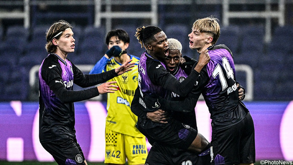 Anderlecht buigt achterstand tegen STVV om en wint de topper na gevloek en gejuich door de VAR