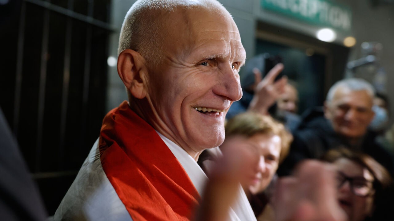 Wit-Rusland laat 123 politieke gevangenen, onder wie Nobelprijswinnaar, vrij na akkoord met VS