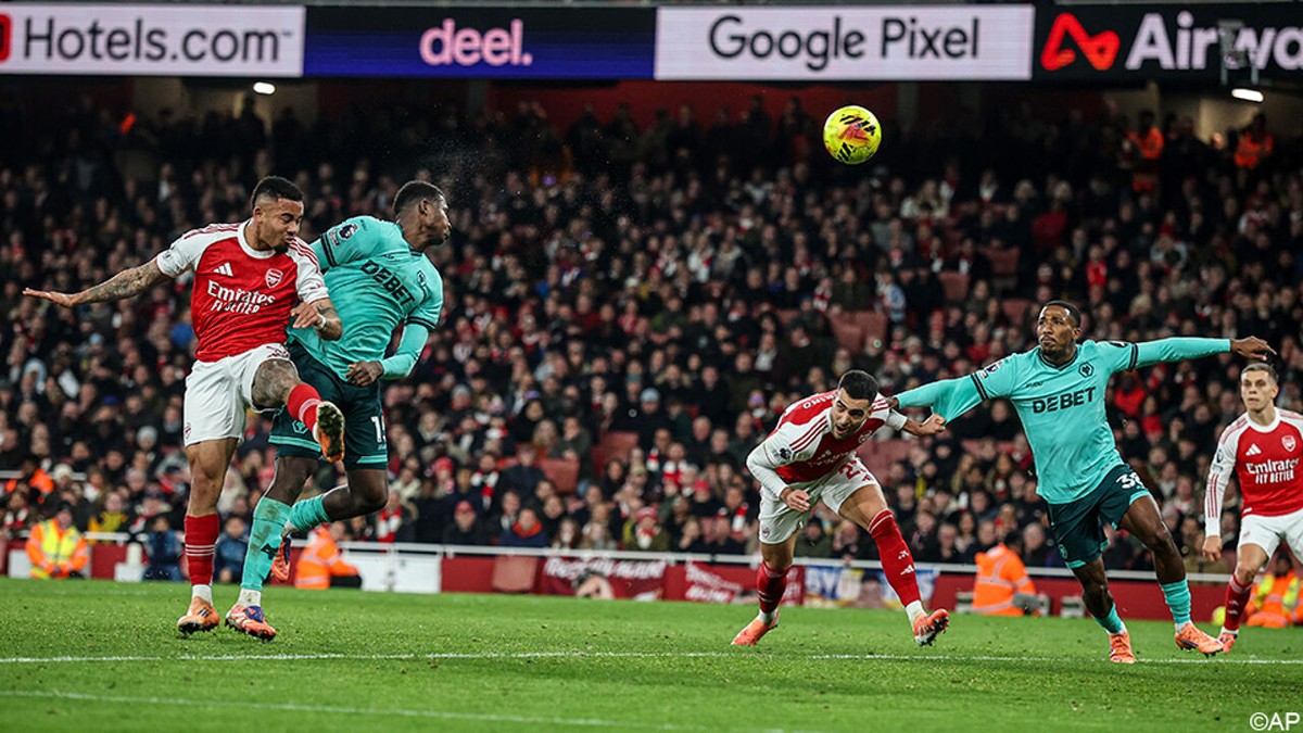 Voetbal is bikkelhard: Tolu lijkt voor ongelofelijke stunt te zorgen, maar dubbele owngoal redt Arsenal