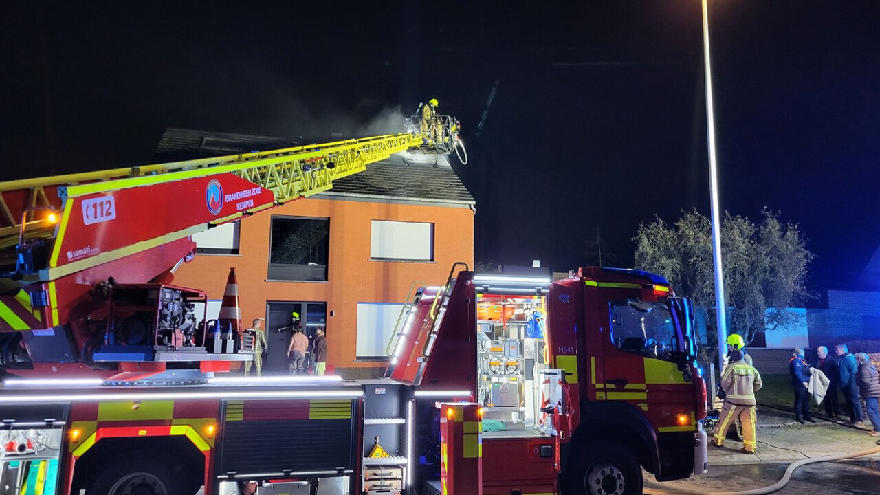 Gezin met 3 kinderen ontsnapt aan uitslaande brand in Olen: "Zolder vaak vergeten bij rookmelders"