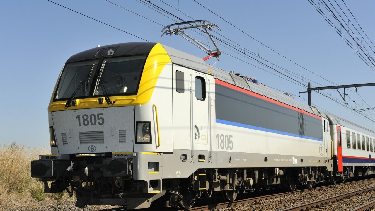 50 treinreizigers zitten meer dan 4 uur vast op defecte trein tussen Berchem en Lier, NMBS: "Evacueren langs spoor kon niet"