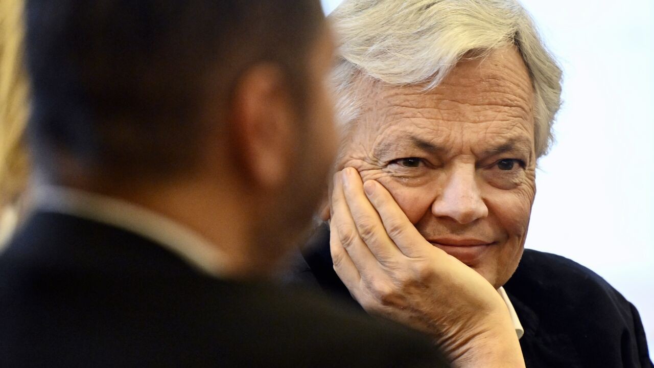 "Jij moet altijd de show stelen": Didier Reynders verschijnt voor het eerst in het openbaar sinds witwasonderzoek