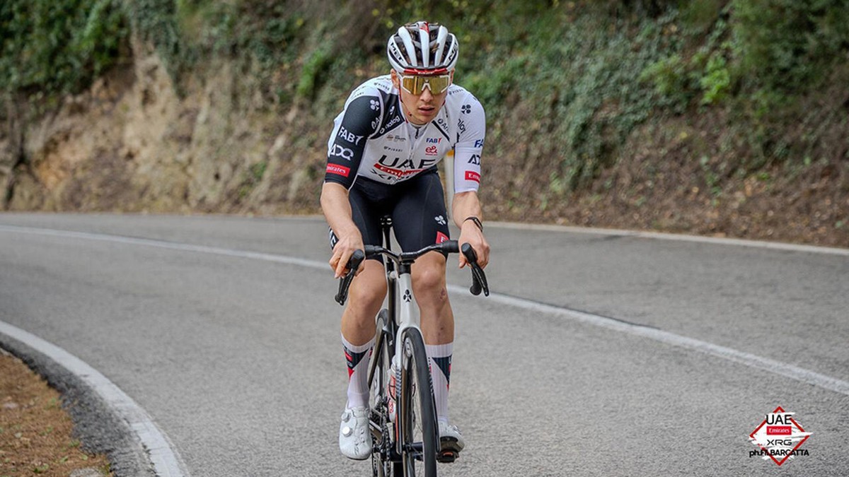 "Ook in kleinere klassiekers gaan we attractief koersen": Rune Herregodts wil pechjaar bij UAE doorspoelen