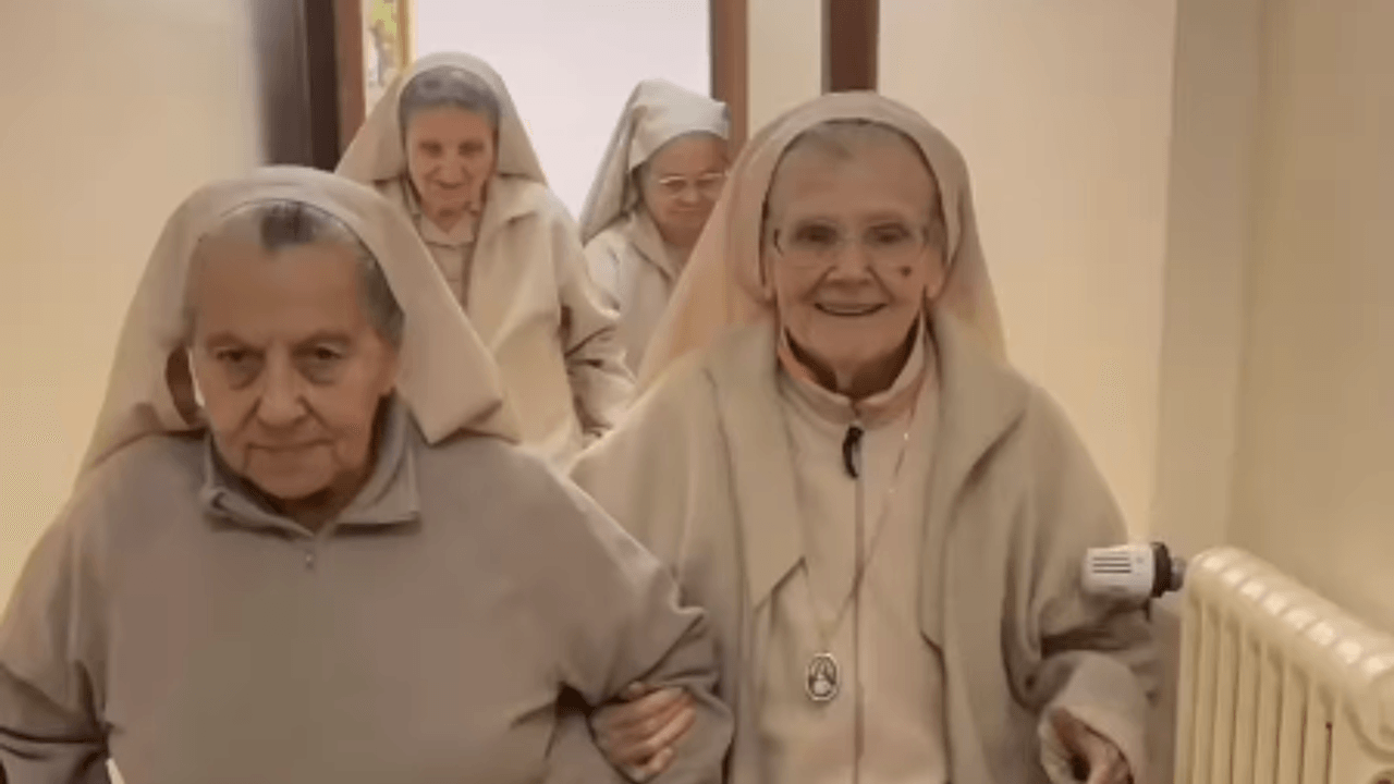 Bejaarde Italiaanse nonnen gaan viraal met grappige video's: van (poging tot) ochtendgymnastiek tot levenswijsheden